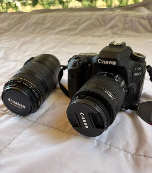 ΜΕΤΑΧΕΙΡΙΣΜΕΝΗ CANON EOS 80D ΜΕ ΦΑΚΟ 18–55MM + 3 ΜΠΑΤΑΡΙΕΣ + ΒΑΣΗ ΜΠΑΤΑΡΙΑΣ + ΦΟΡΤΙΣΤΗΣ + ΤΣΑΝΤΑ